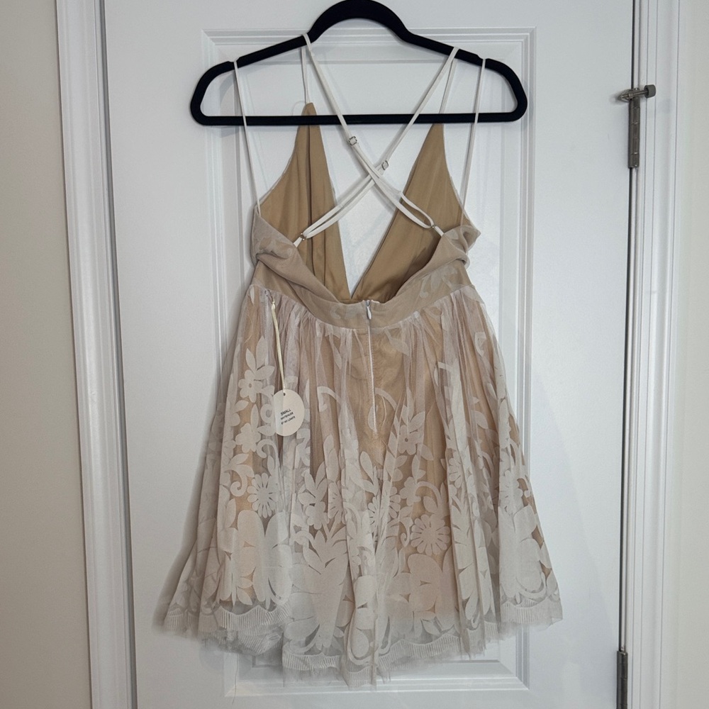 Elegant Lace Dress with Floral Design - Picture 2 of 5